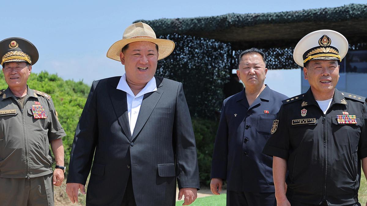Kuzey Kore lideri Kim, yeni muhripten silah testlerini izledi