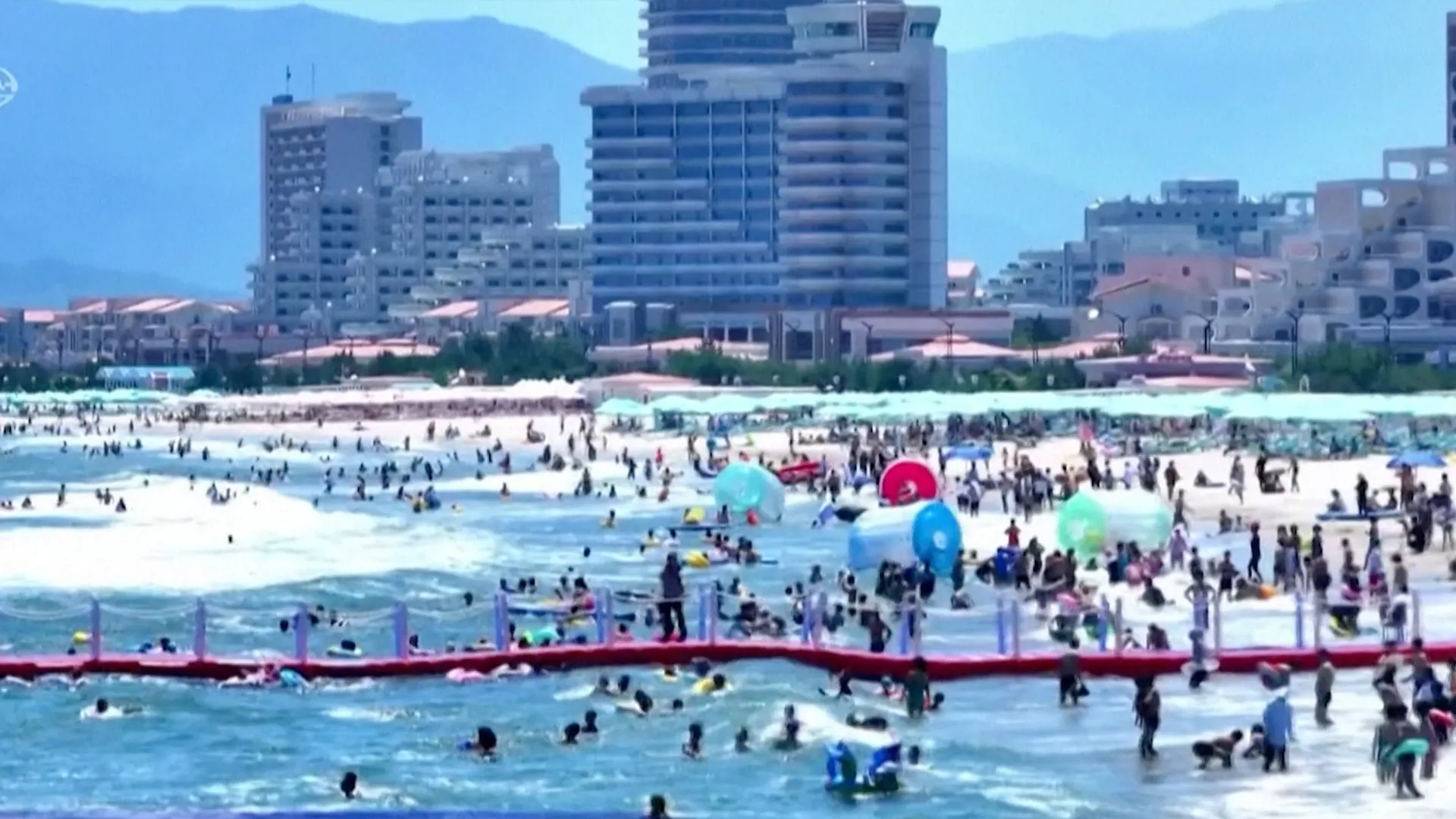 Kuzey Kore'de Sıcaklar Turist Bölgesi Plajlarını Doldurdu