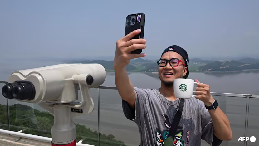 Manzaralı Kahve: Kuzey Kore'ye Bakan Starbucks'a Turist Akını