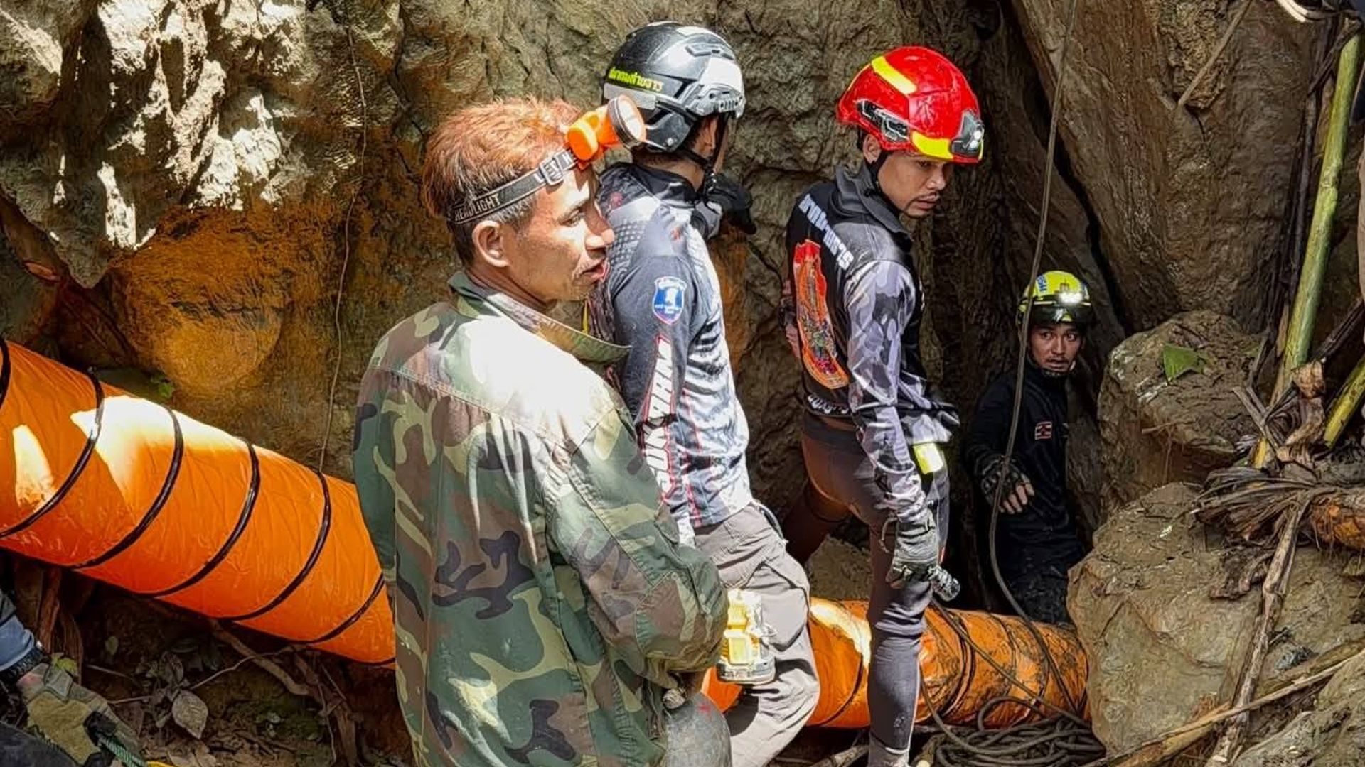 Laos'ta kayıp madenciler için dar geçitlerde umut arayışı