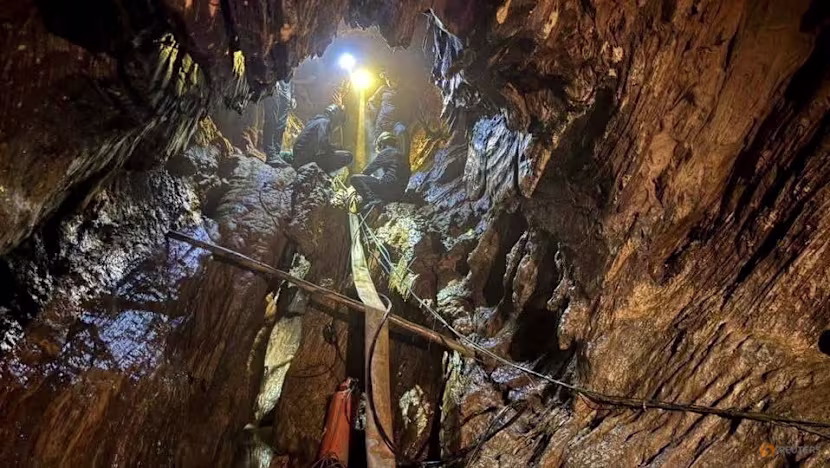 Laos'ta mağarada kaybolan iki kişi için arama çalışmaları durduruldu