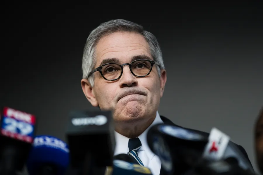 Krasner'ın İkili Rolü: Savcı mı, Savunmacı mı