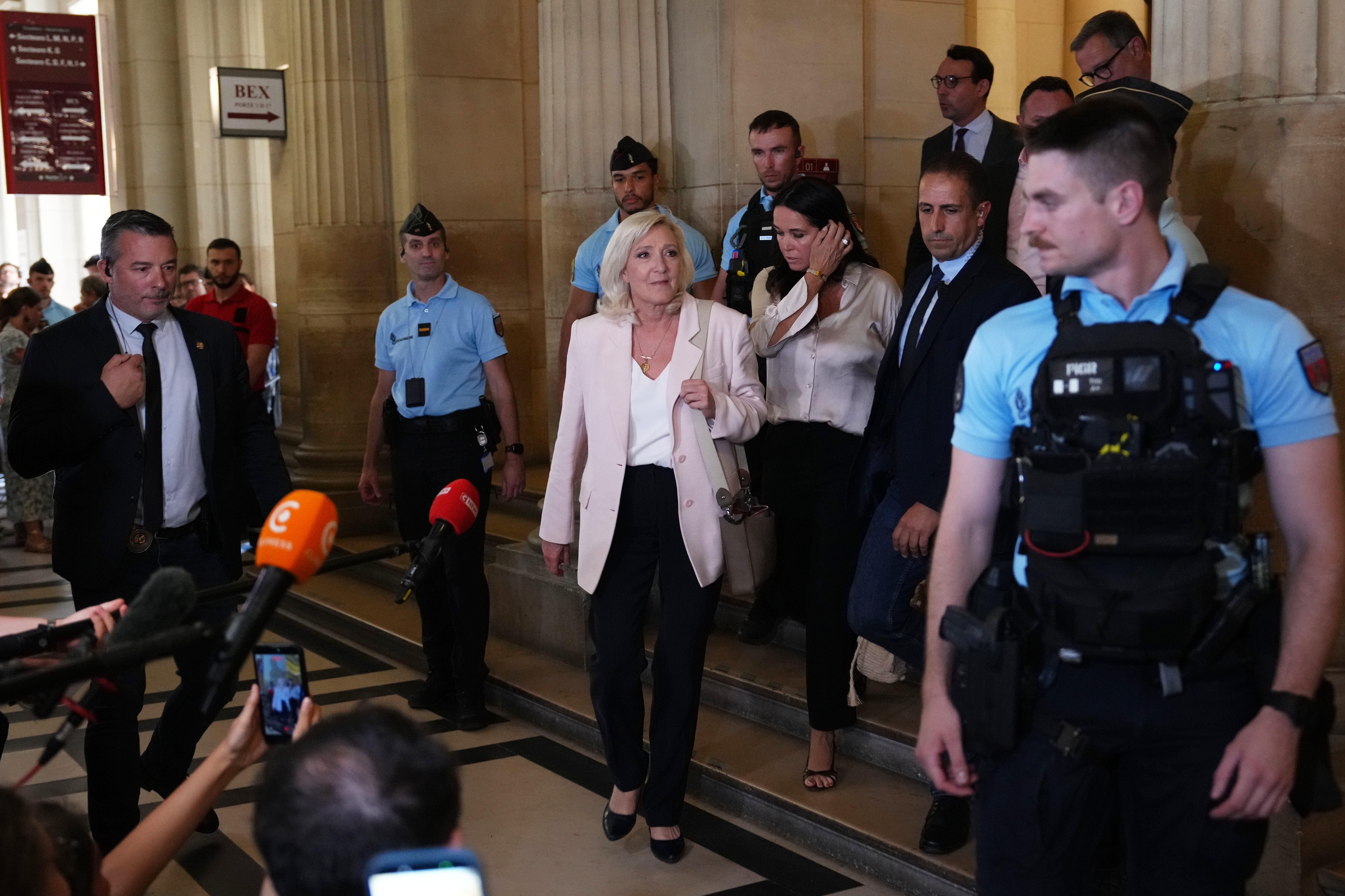 Le Pen 2027'ye aday olacağını açıkladı: Elektronik kelepçe kararı caydırmadı