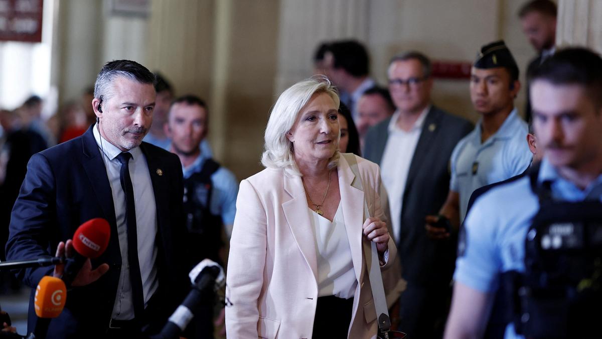Le Pen'e cumhurbaşkanı adaylığı yolu açık ama elektronik kelepçe cezası