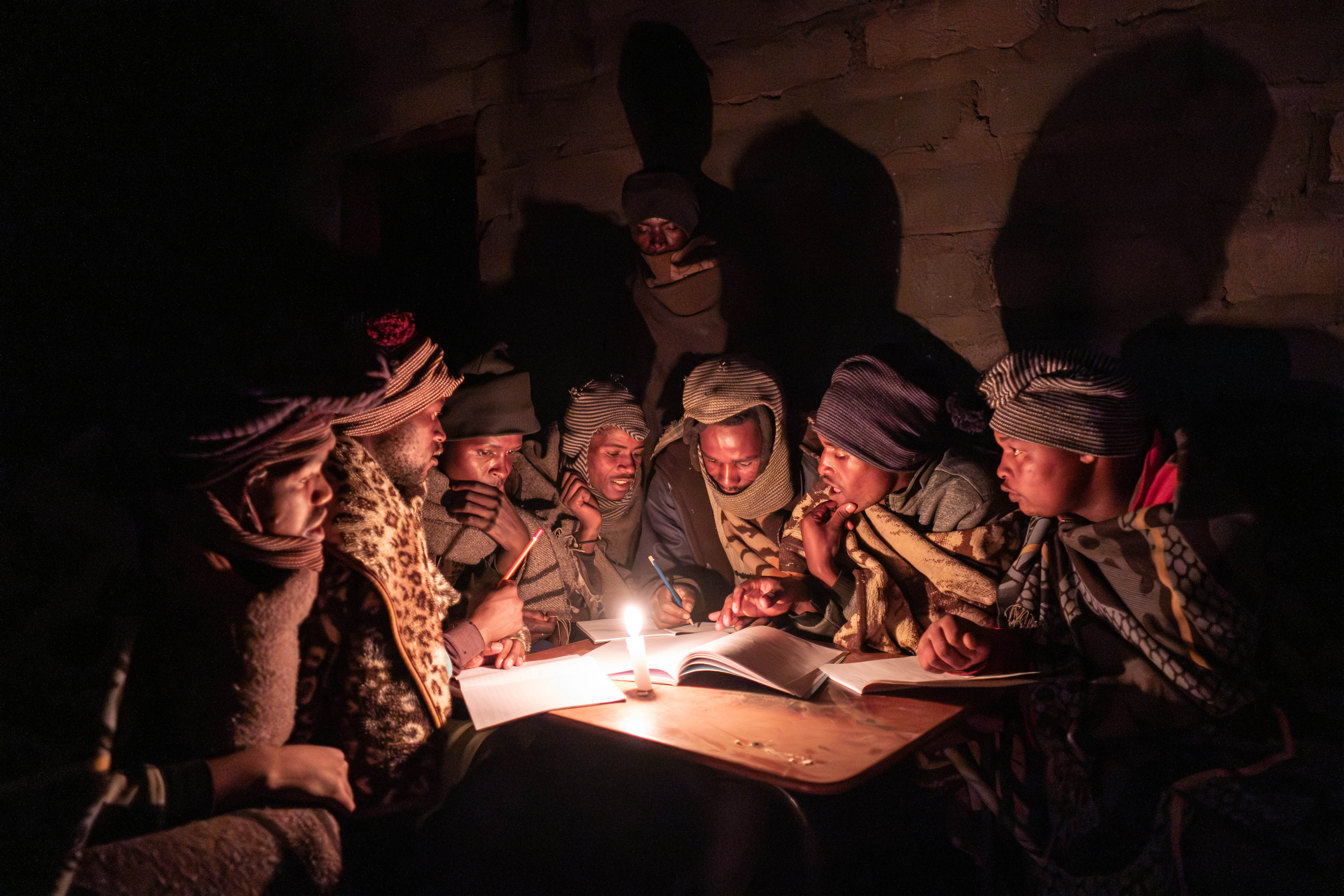 Lesotho'da Çobanlar Gece Okuluna Gidiyor