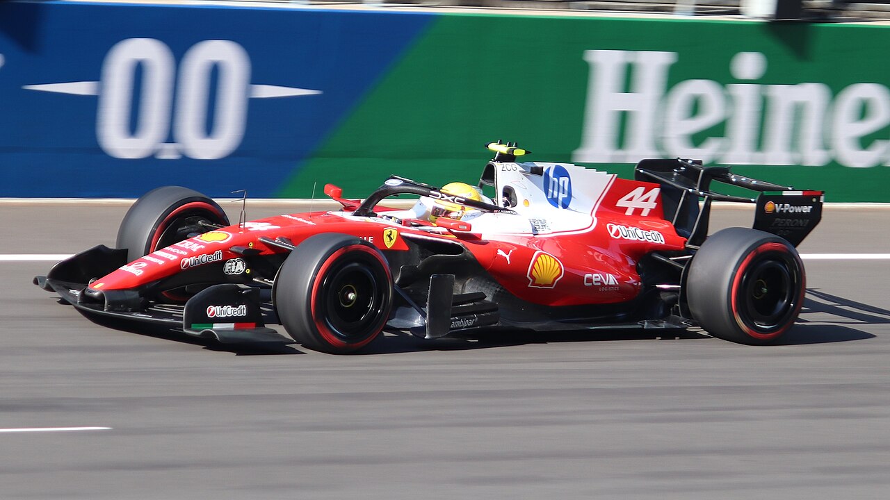 Lewis Hamilton, Ferrari ile İlk F1 Zaferini Barselona'da Kazandı