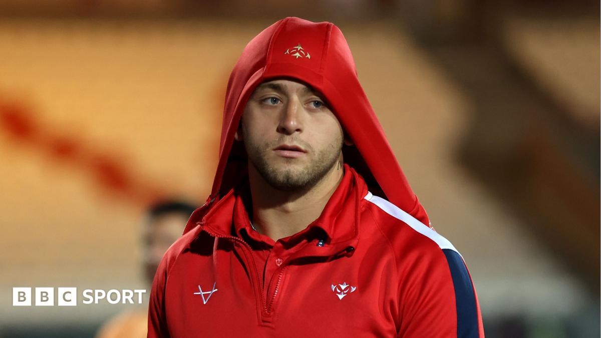 Lewis, İngiltere'nin Rugby Ligi Dünya Kupası açılış maçında kadroda yok