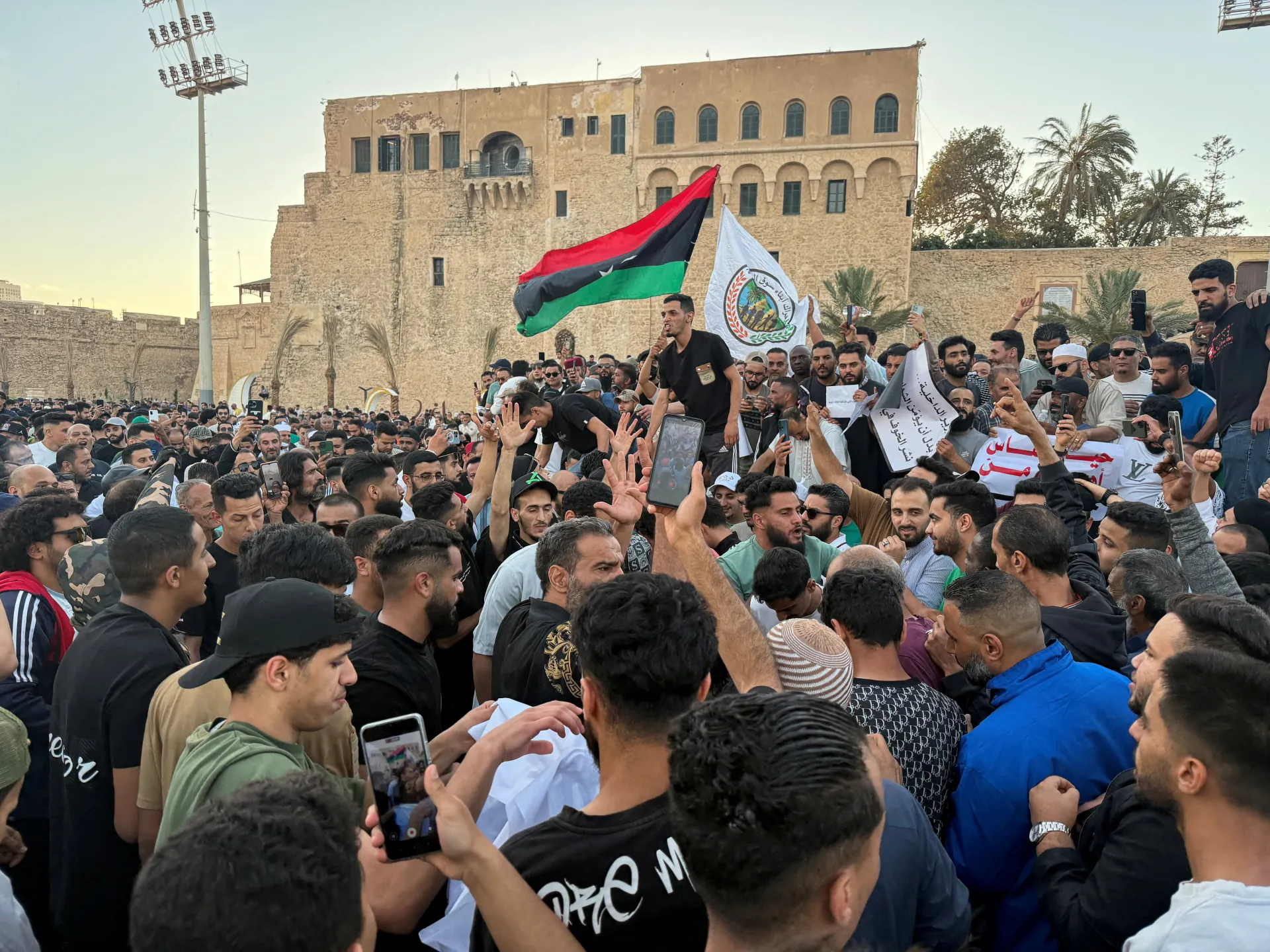 Libya'da elektrik kesintilerine öfke büyüyor: Trablus'ta protestolar