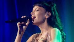 Lily Allen Tur Eleştirilerine Yanıt Verdi