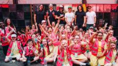 Liverpool'da Foo Fighters'a Eşlik Eden İlkokul Öğrencileri Sahne Aldı