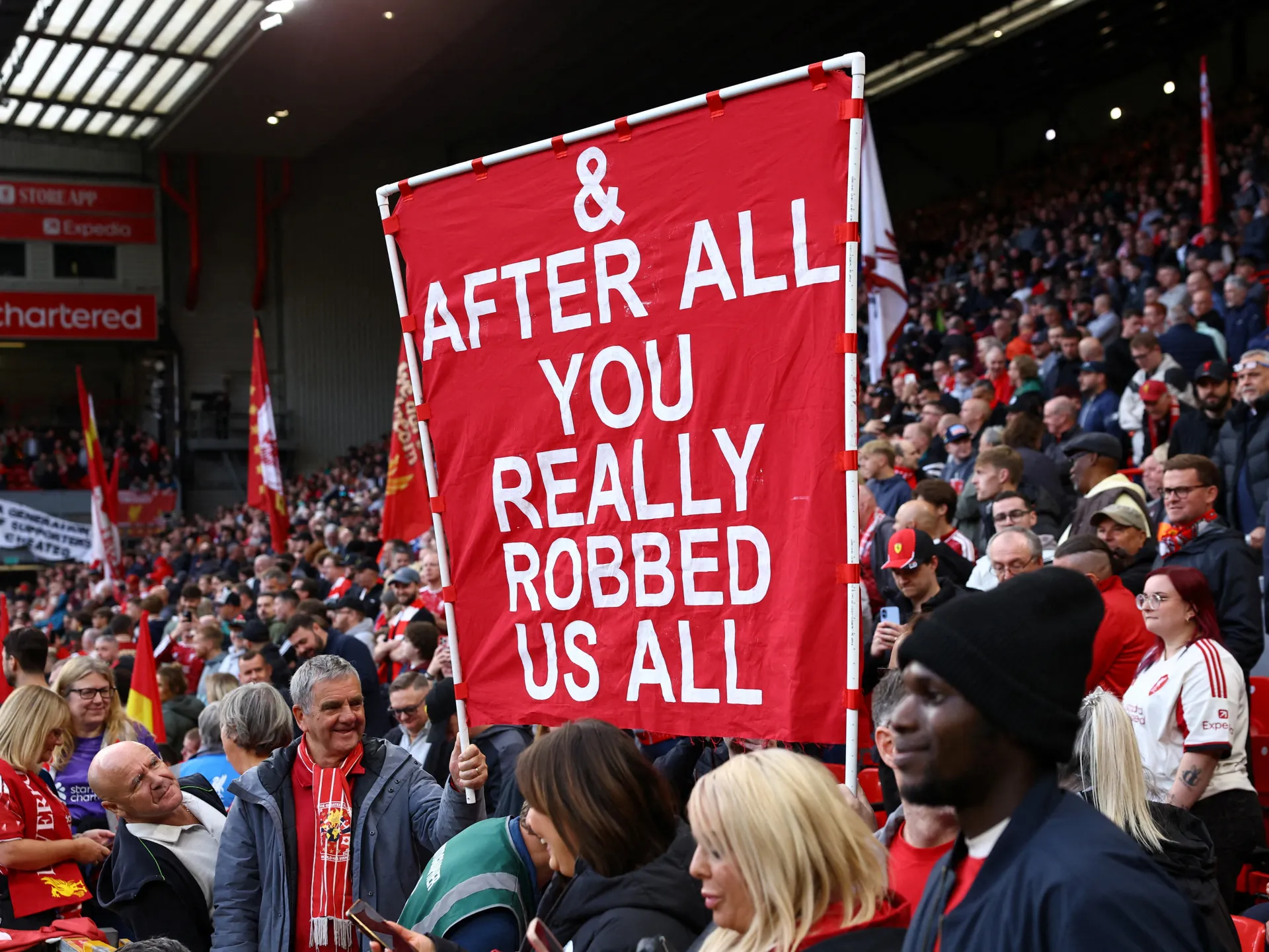 Liverpool Taraftarı Anfield'da Man City'ye Sert Pankartlarla Yüklendi