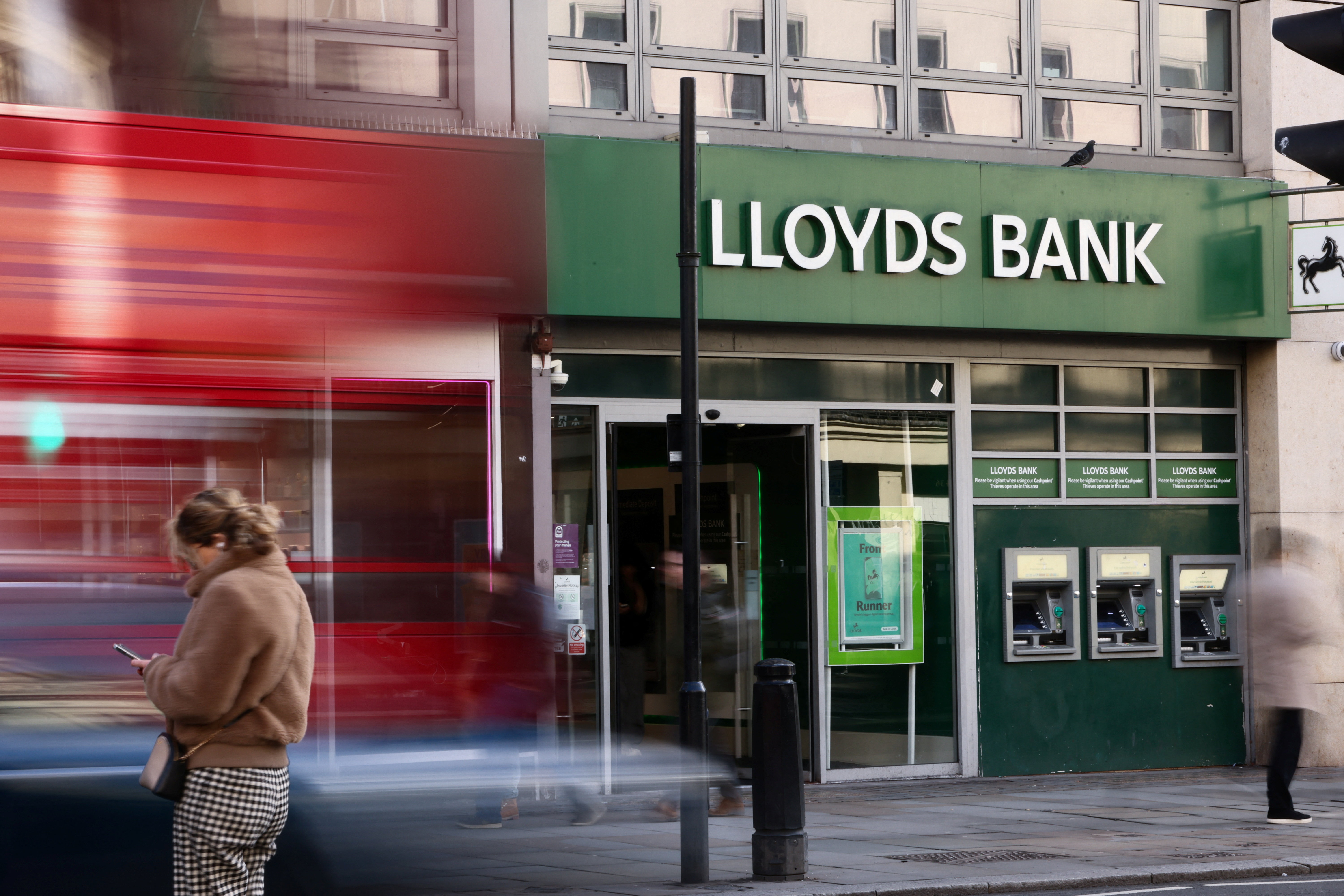 Lloyds Bank, The Canary'yi Gerekçesiz 'Bankasızlık' Cezasıyla Vurdu: Tepkiler Çığ Gibi