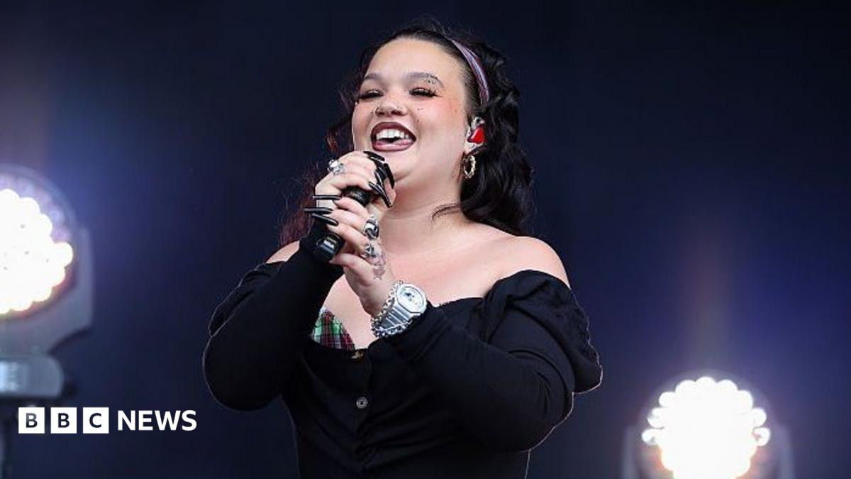 Lola Young, Reading Festival'i final gününde sürpriz konserle kapattı