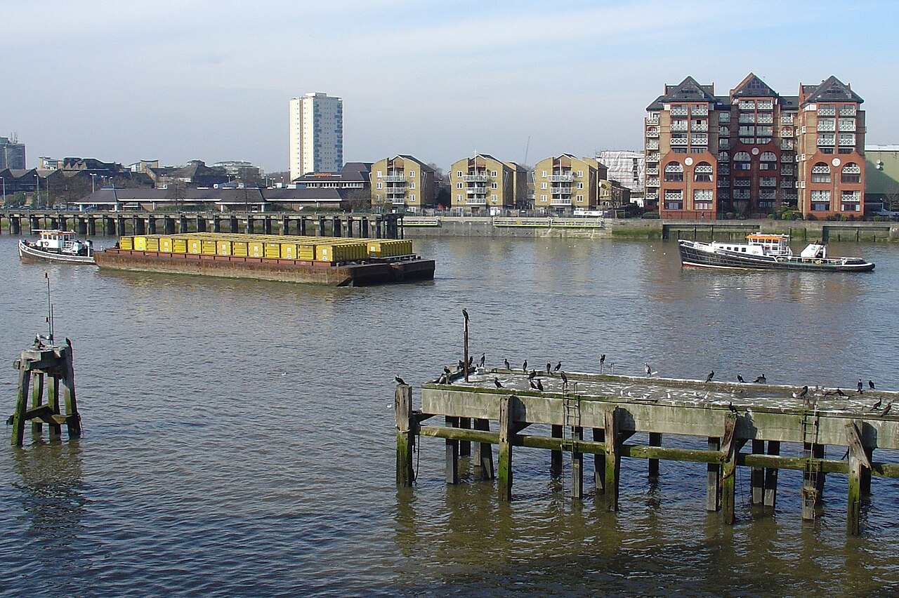 Londra'nın Deptford semtindeki geri dönüşüm merkezinde büyük yangın çıktı