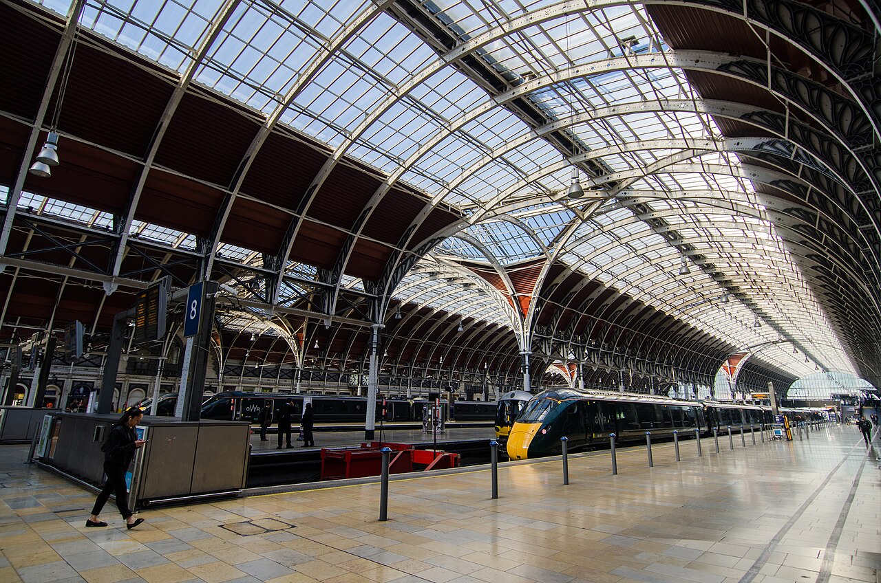 Londra Paddington'da Yangın: Heathrow Trenleri İptal