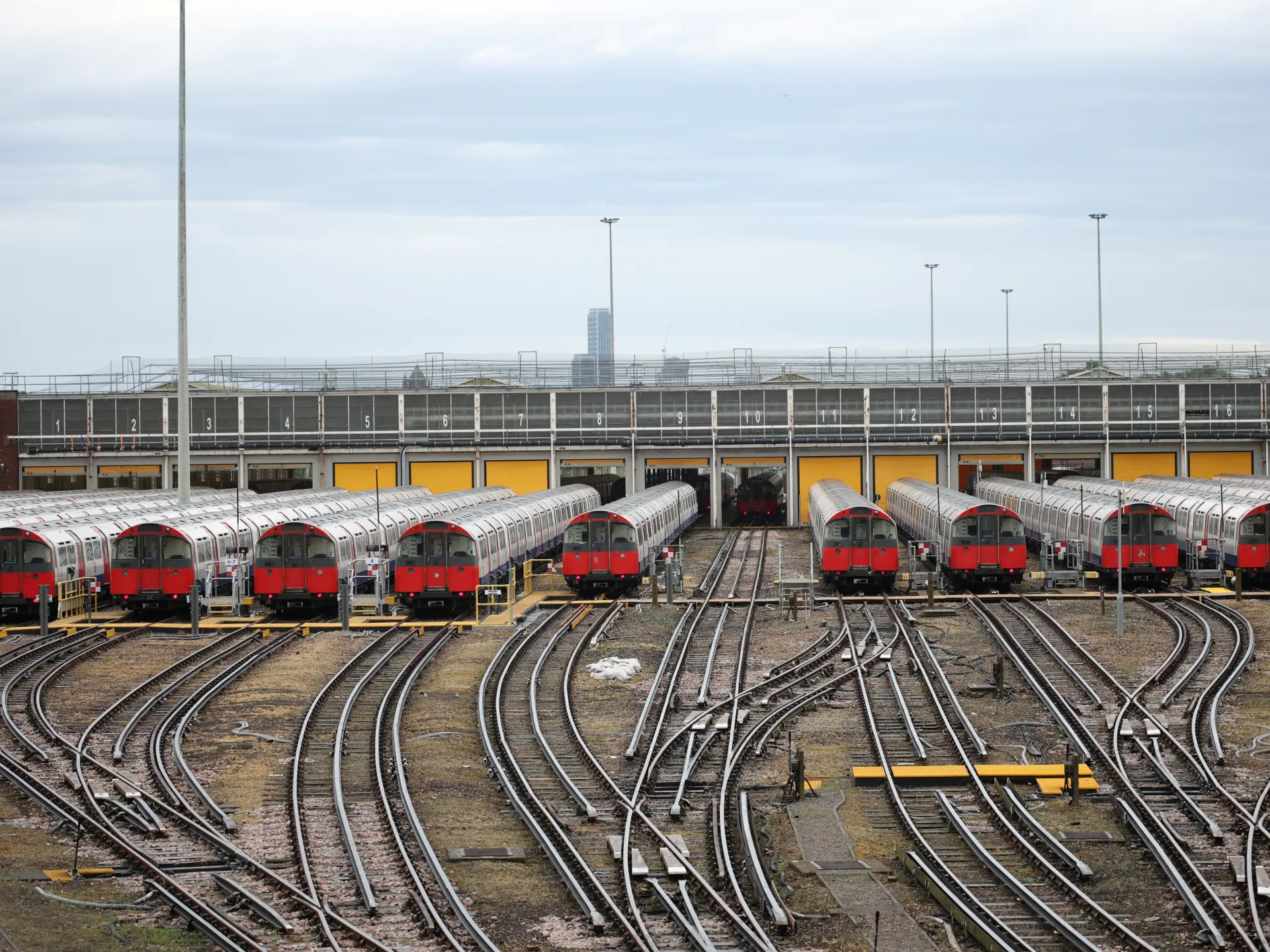 Londra Yakınlarında İki Tren Çarpıştı: Çok Sayıda Yaralı Var