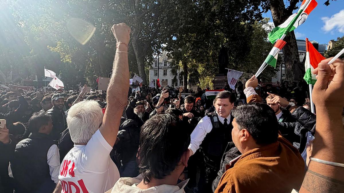 Londra'da Hint Öğrencilerden Seçim Reformu Protestosu