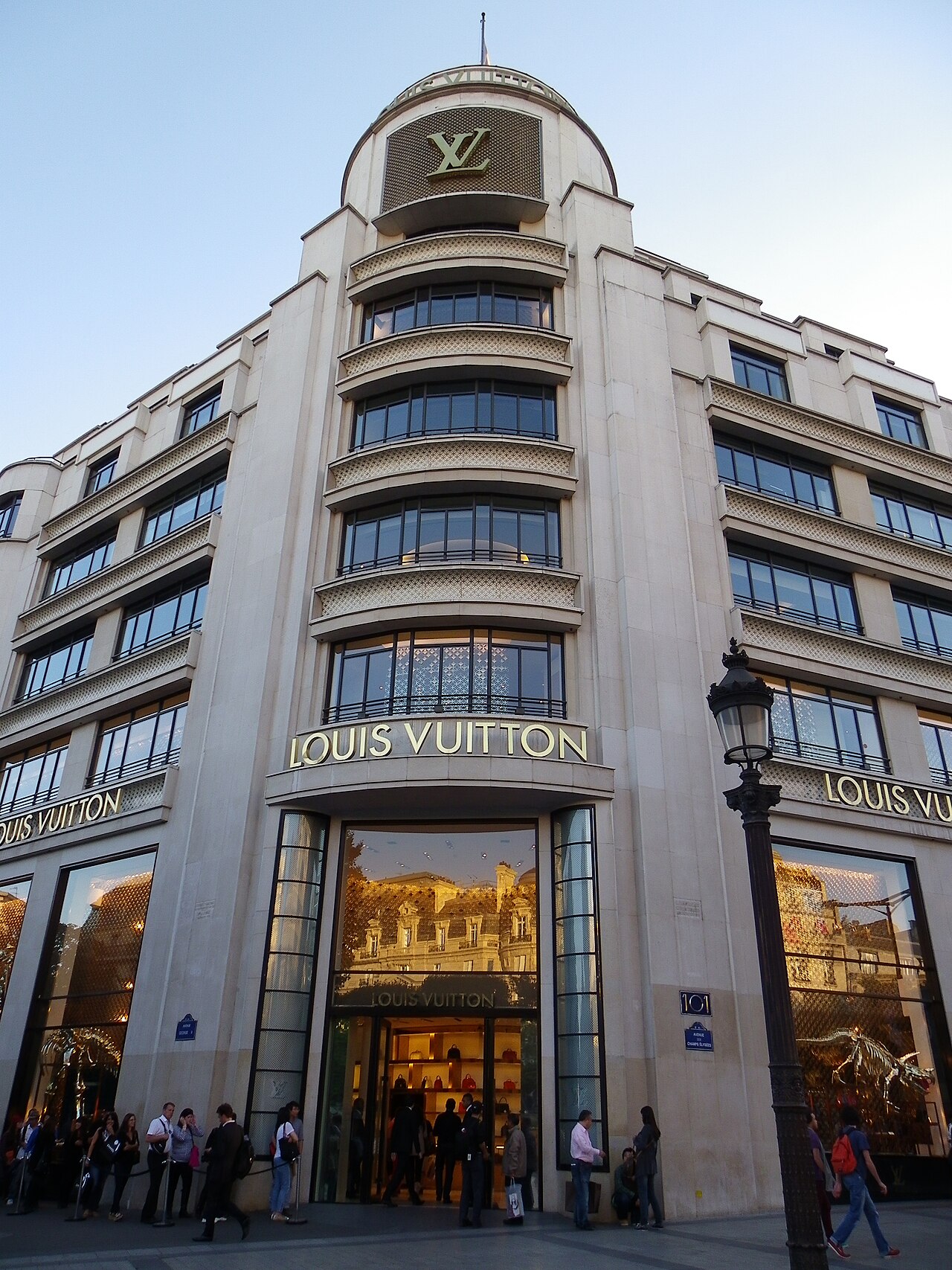 Louis Vuitton 40 derece sıcağında Paris'e plaj getirdi