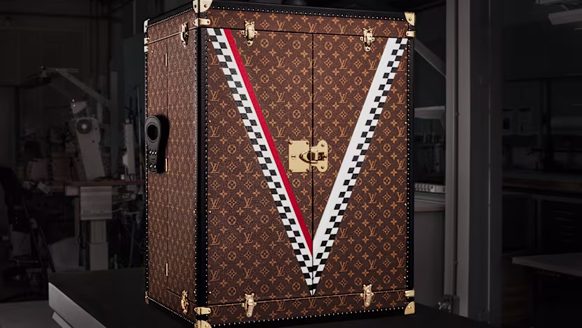Louis Vuitton Singapur'da F1 Trophy Trunk'ı Tanıttı