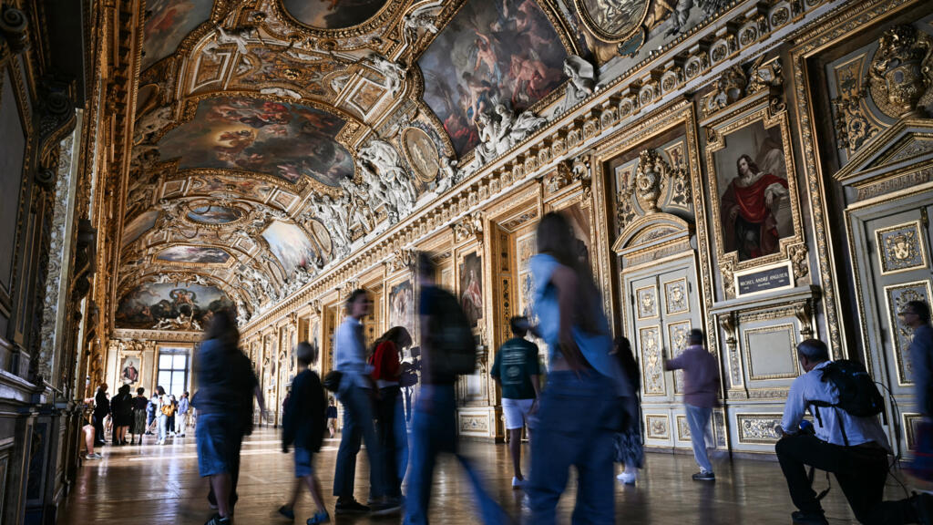 Louvre'da Mona Lisa Salonunda Eylem: İki Alman Gözaltına Alındı