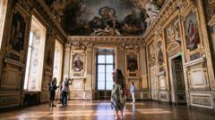 Louvre, taç mücevherler olmadan yeniden açıldı