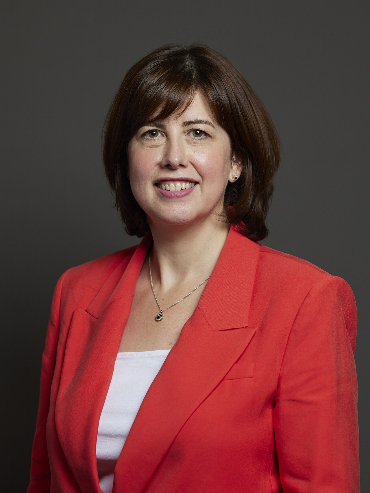 Lucy Powell, Ed Miliband’ı Andy Burnham’ın Maliye Bakanı Olarak Destekliyor