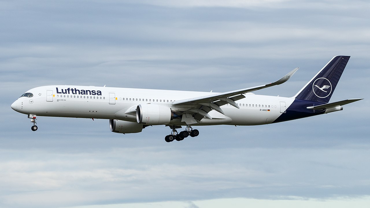 Lufthansa'nın 787 uçağında Frankfurt'ta burun iniş takımı çöktü