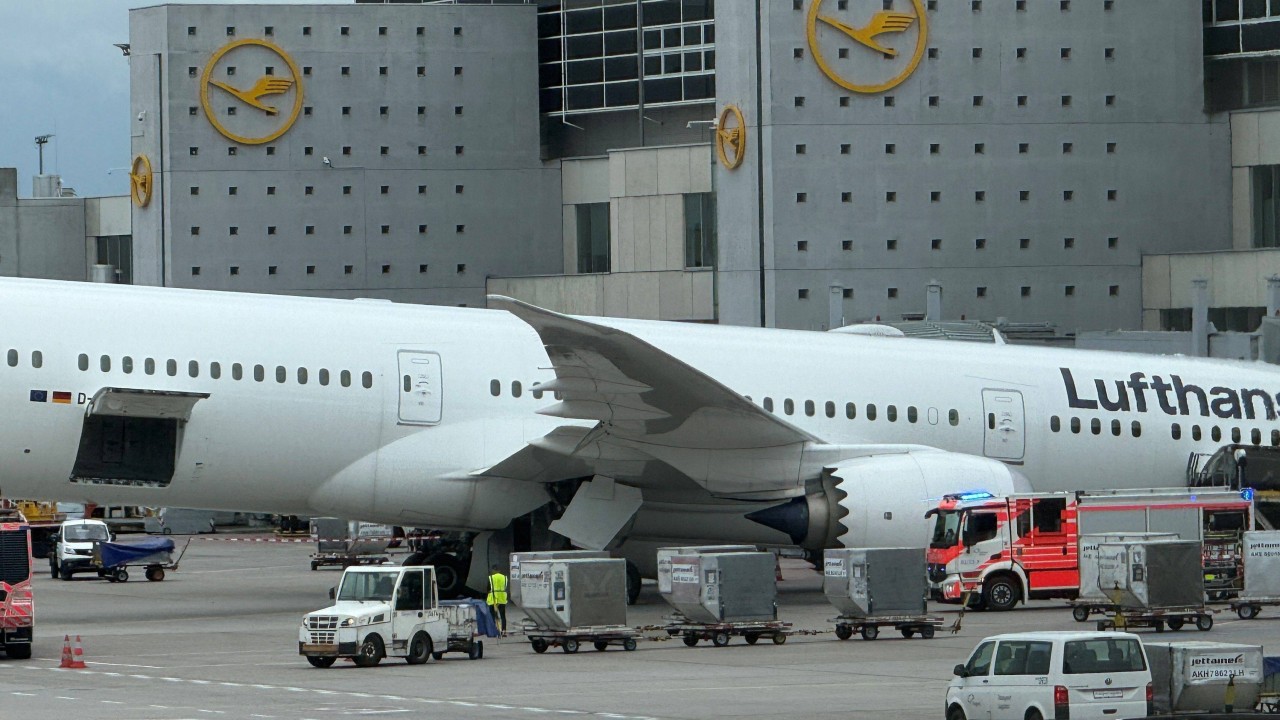 Lufthansa Boeing 787'nin burnu Frankfurt'ta yere çöktü