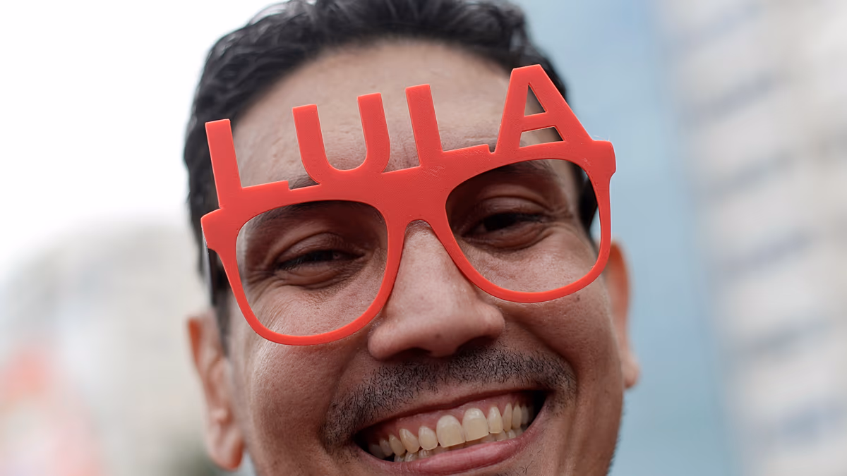 Lula destekçileri Rio sularında ismini yazdı: Brezilya'da seçim ikinci tura kaldı