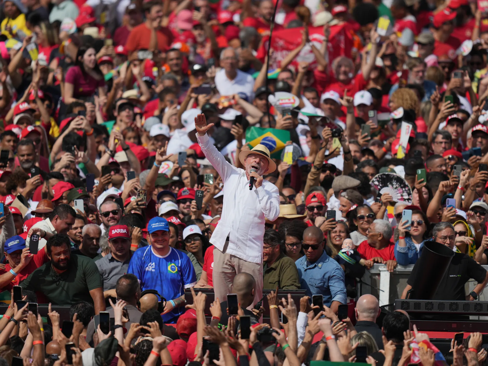 Lula ve Bolsonaro kadın seçmenler için yarışıyor