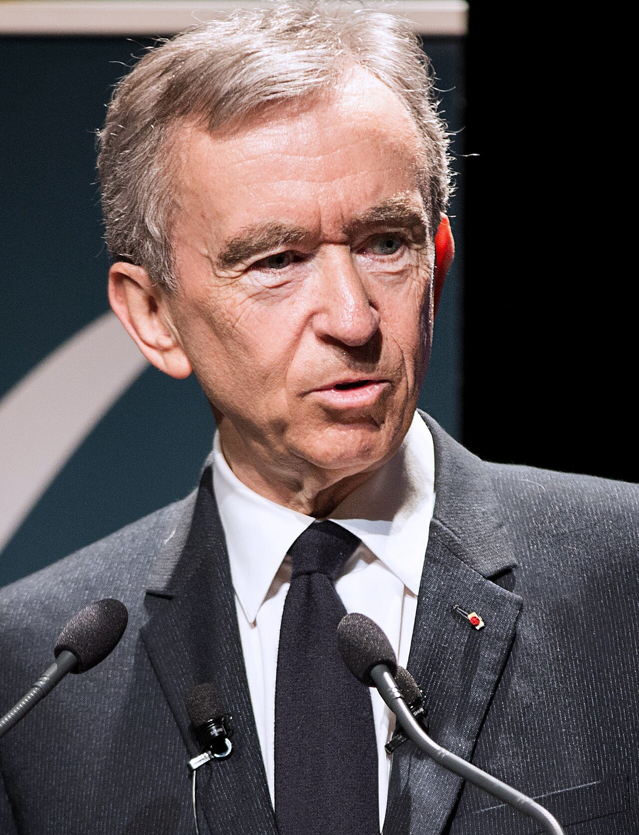 LVMH'de Arnault ailesi holding yapısını değiştiriyor