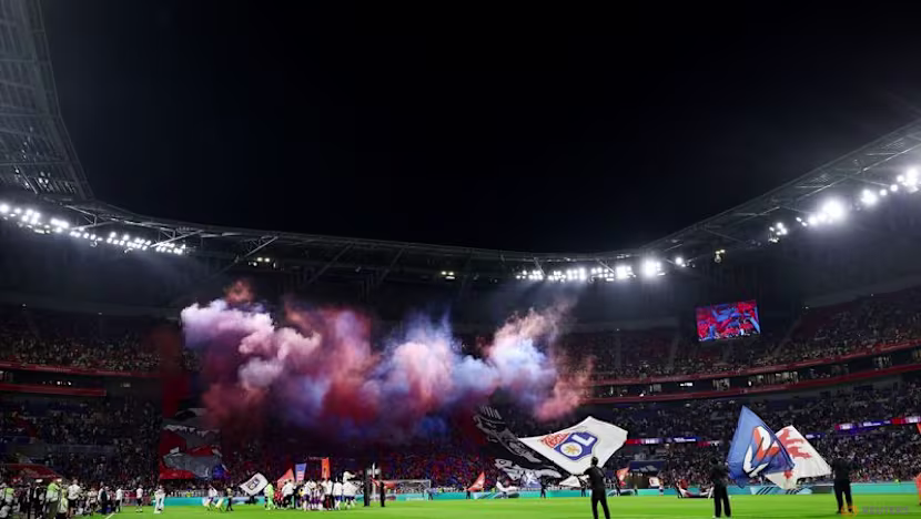 Lyon Taraftarlarından Renkli Pankart: Maç Kısa Süreliğine Durduruldu