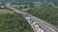 M25'te Mahsur Kalan Sürücüler İçin Acil Çağrı