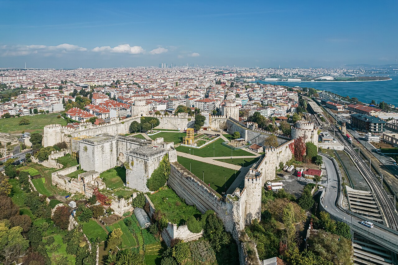 Macaristan Başbakanı İstanbul'da Yedikule Hisarı'nı Ziyaret Etti