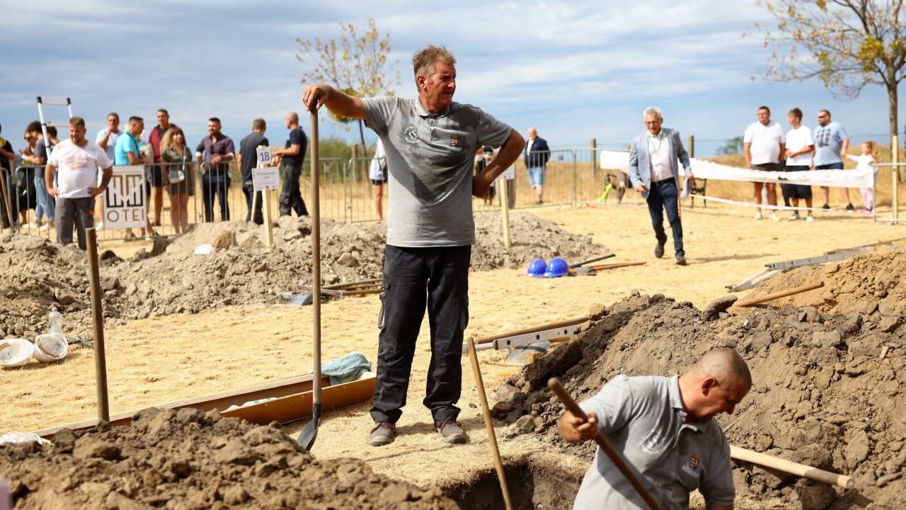 Macaristan'da Mezar Kazma Yarışması: 38 Kişi Kıyasıya Mücadele Etti