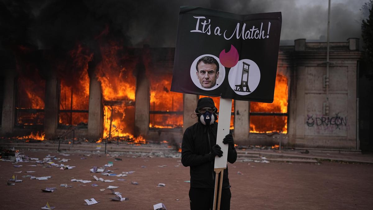 Macron, şiddetli protestolar sonrası ulusa seslenecek