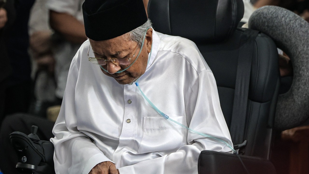 Mahathir Mohamad hastaneye kaldırıldı: 101 yaşındaki lider gözlem altında