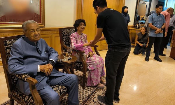 Mahathir'in 70 Yıllık Hayat Arkadaşı Siti Hasmah 100 Yaşında Vefat Etti