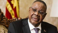 Malavi muhalefeti, Devlet Başkanı Mutharika'nın yurt dışı ziyaretlerini sorguluyor