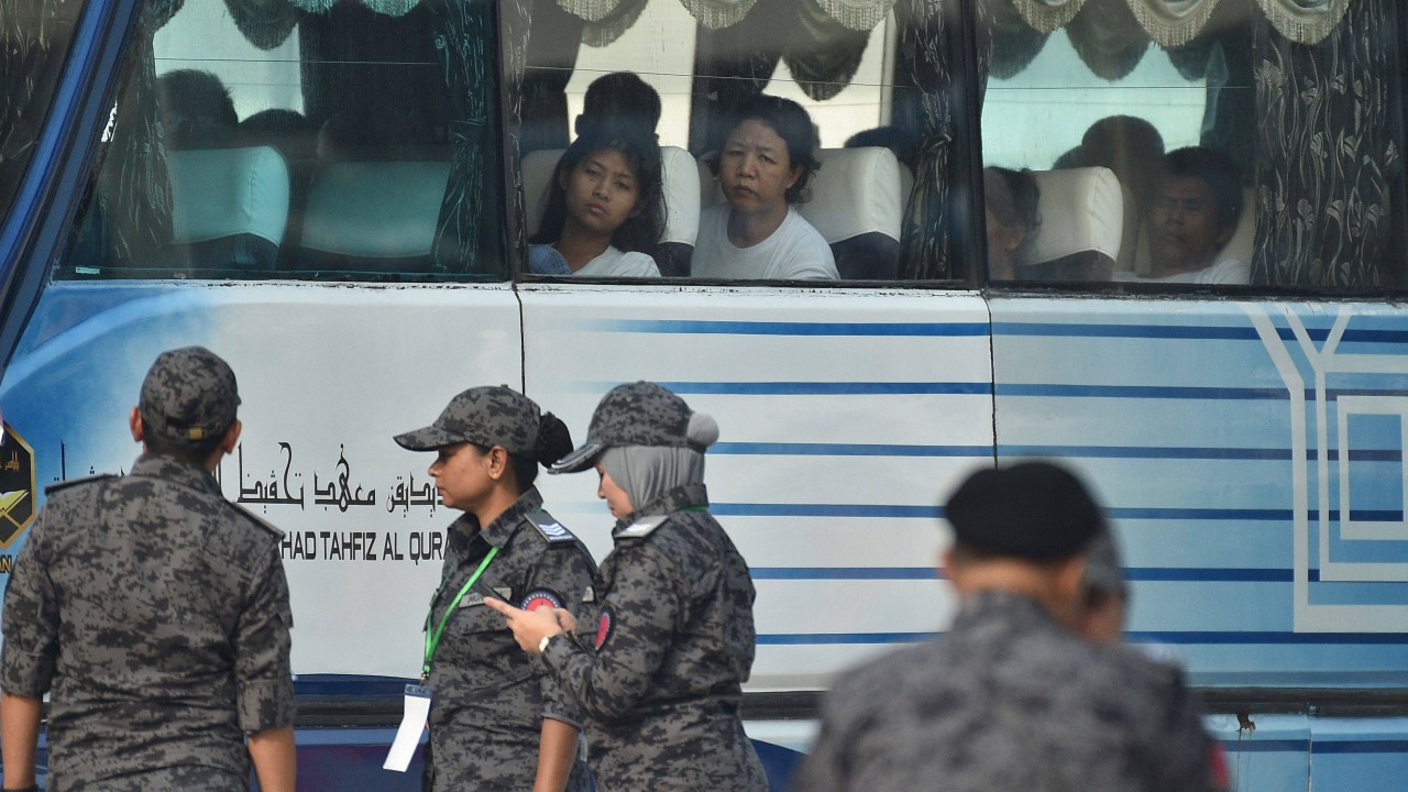 Malezya, Myanmarlıları savaşın vurduğu ülkeye geri gönderiyor