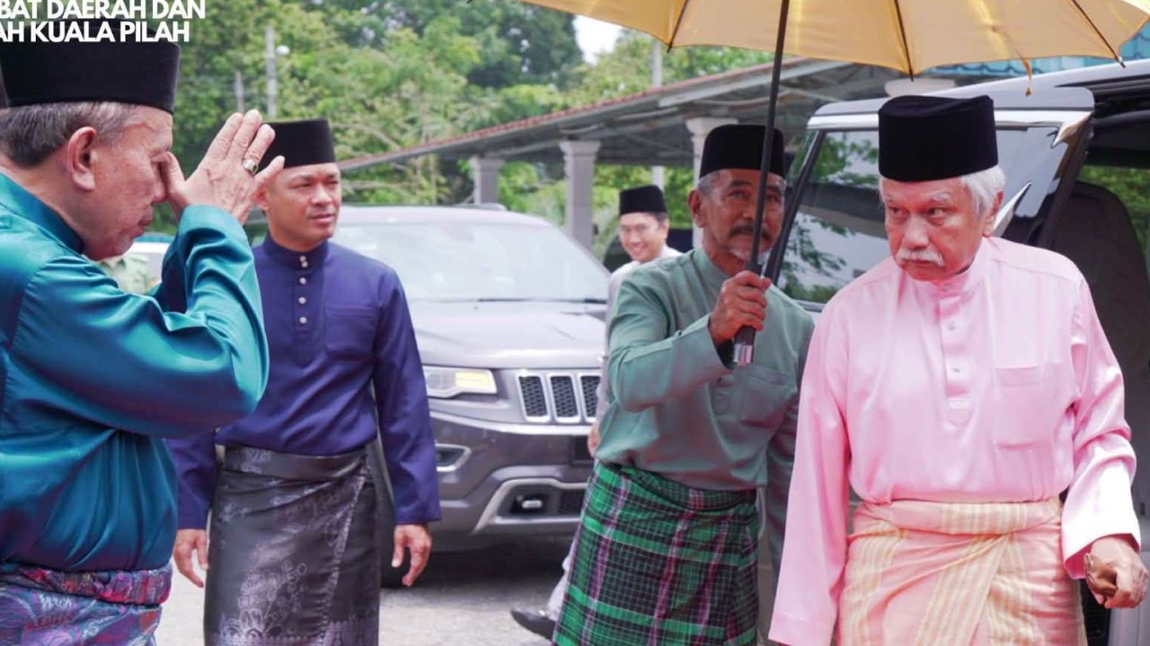 Malezya'da Negeri Sembilan Valisi Başbakana 'Git' Dedi: Nadir Kamu Azarı