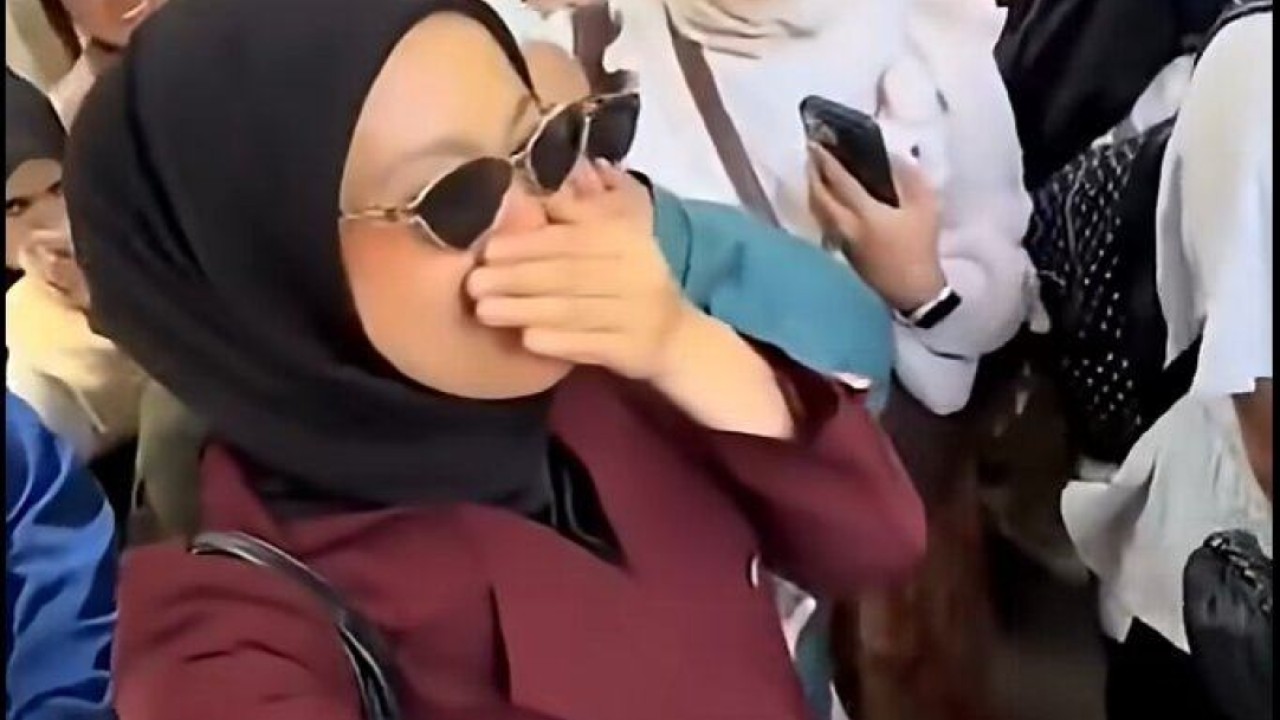 Malezyalı polis memuruna 'kokmuş Çinli' videosu soruşturması