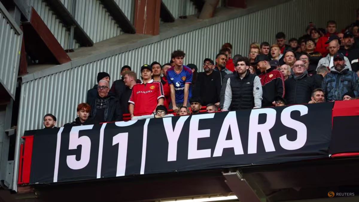 Man United taraftarları City'nin mali davasında pankartlı protestoya döndü