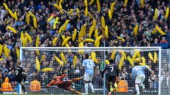 Manchester City taraftarı Premier Lig marşına yuhaladı
