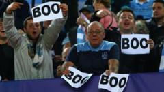 Manchester City taraftarları neden marşları yuhalıyor
