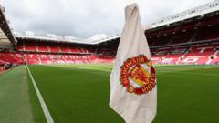 Manchester United, kazada hayatını kaybeden polis memurunu unutmadı