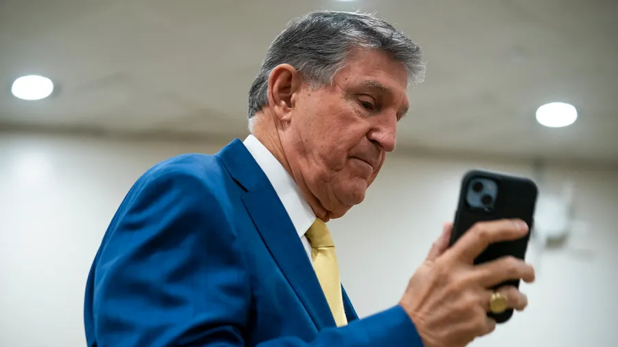 Manchin: Karakter önemliyse Ken Paxton'a oy veremezsiniz