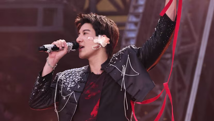 Mandopop yıldızı Wang Leehom sahnede düştü, 39 dikiş attırdı