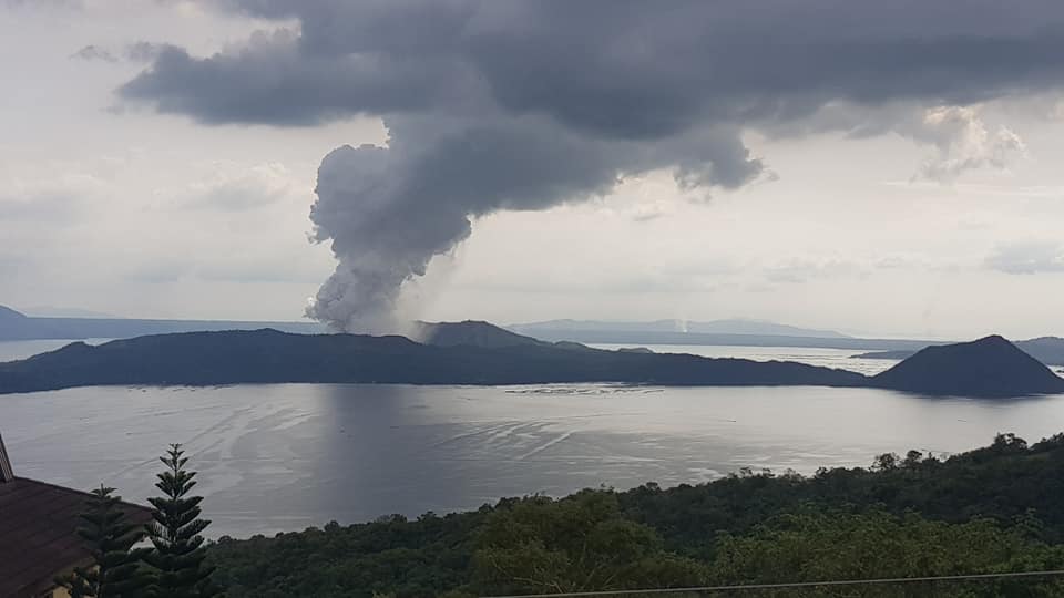 Manila Yakınlarında Volkanik Patlama: Taal Yanardağı Küllerini Püskürttü