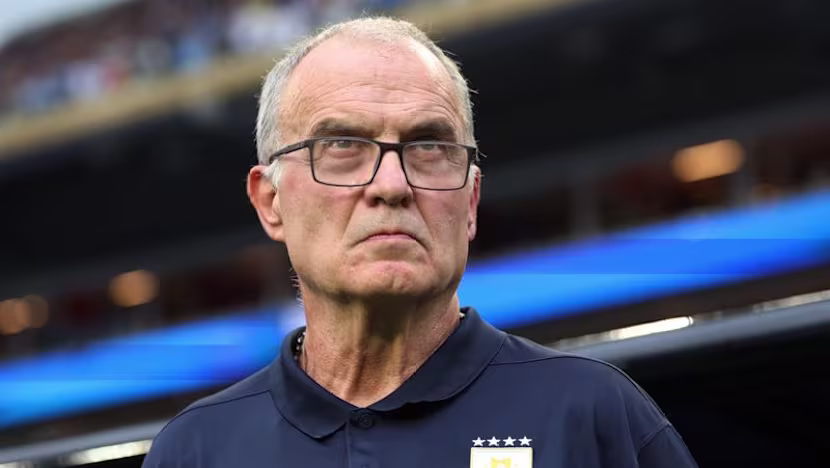 Marcelo Bielsa: 'Ben model değilim' diyerek alışılmadık pozuna savundu